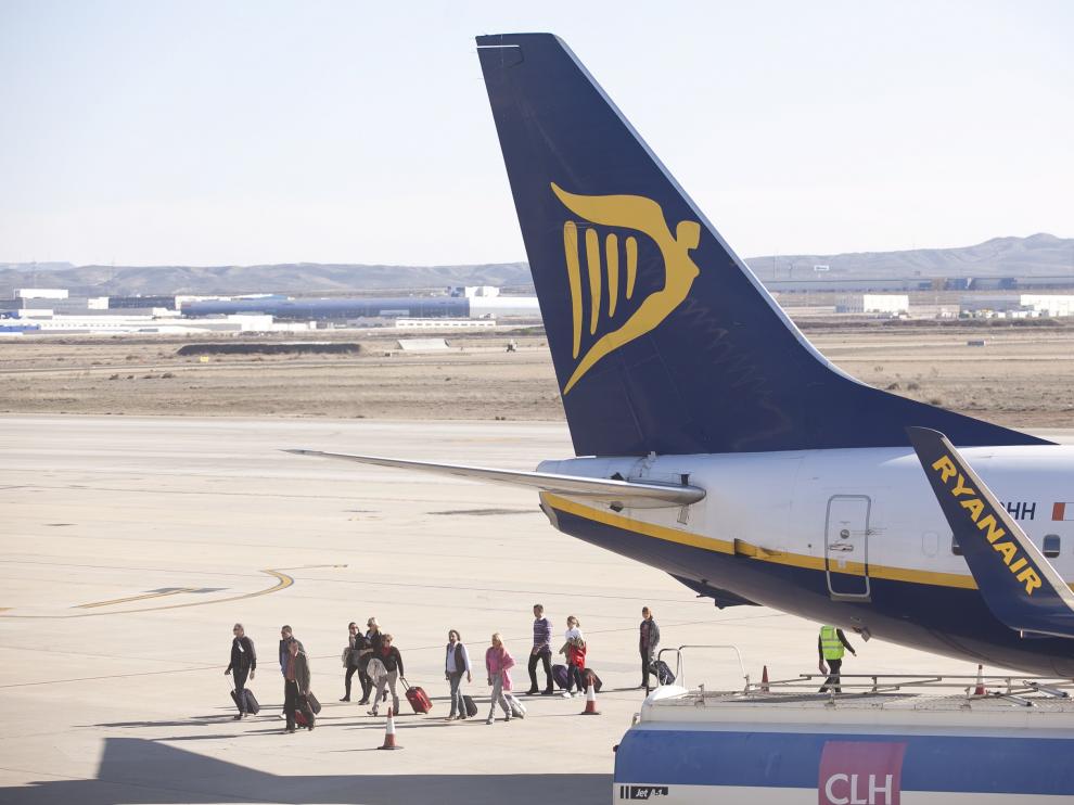 Un avión de Ryanair, estacionado en la plataforma del aeropuerto de Zaragoza.