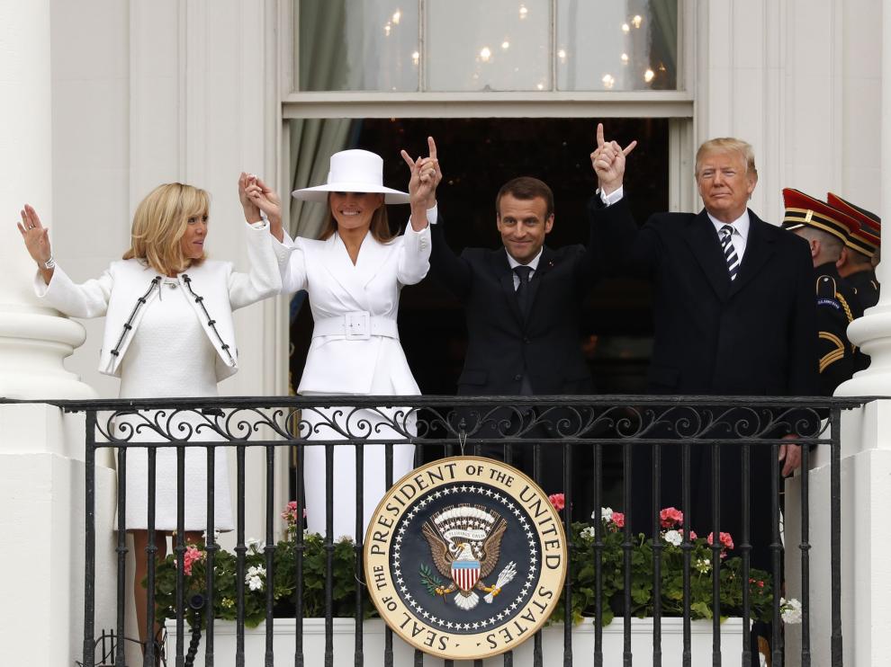 Trump, junto a la primera dama, Melania, al presidente francés y a su esposa, Brigitte.