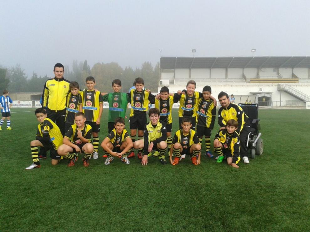 Pedro Royo, con el equipo al que entrena.