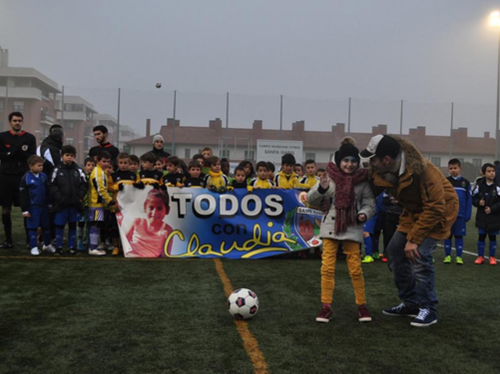 Claudia hace el saque de honor en el Torneo Solidario Santa Isabel