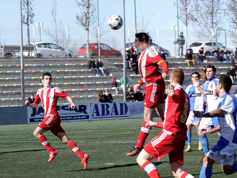 Urquiz cabecea a la red ante el Tamarite.