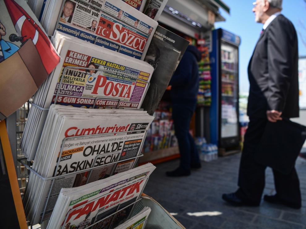 Un ejemplar de 'Cumhuriyet' junto a otras cabeceras en un kiosko turco.