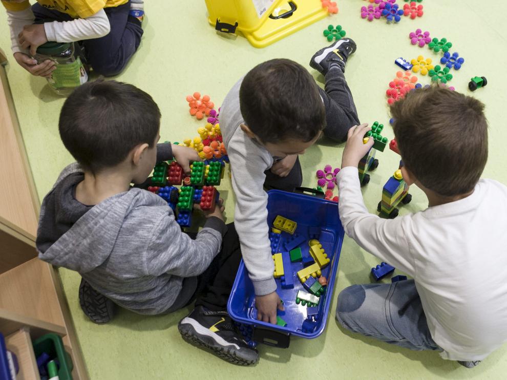 Niños de infantil en el colegio Valdespartera III de Zaragoza, estrenado tras las vacaciones de Semana Santa