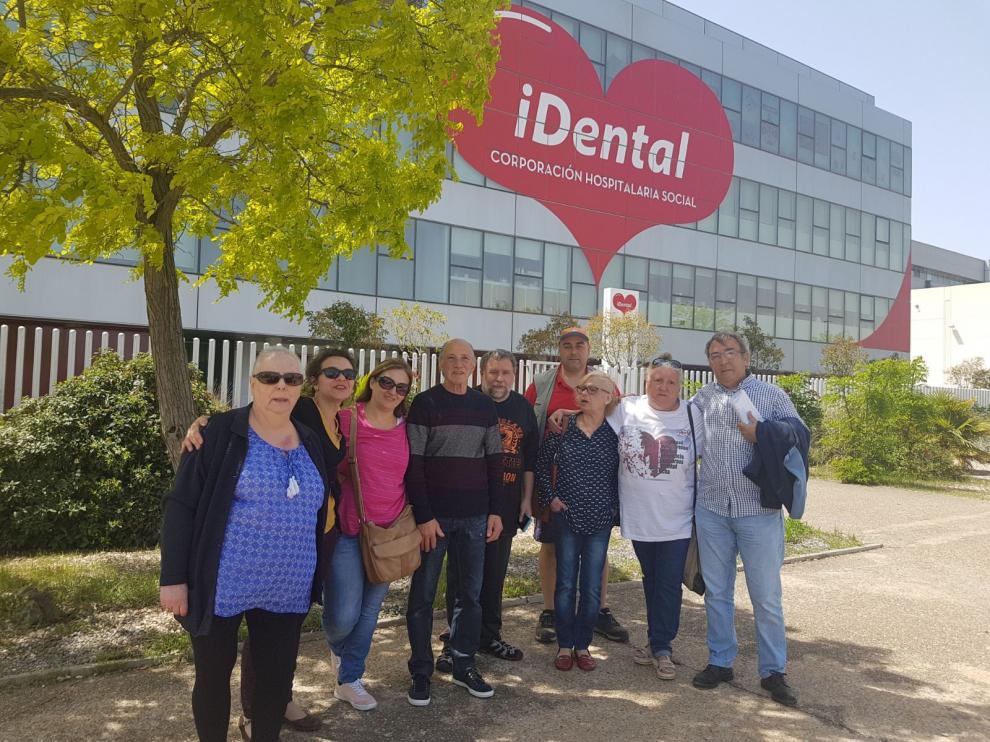 Afectados de iDental, concentrados este miércoles ante la clínica de Zaragoza para celebrar su cierre y pedir soluciones para sus pacientes.