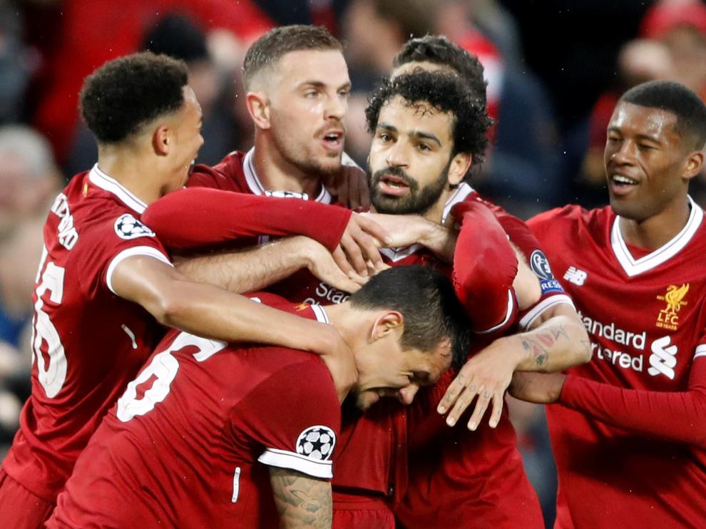 Salah celebra el primer gol del Liverpool con sus compañeros.