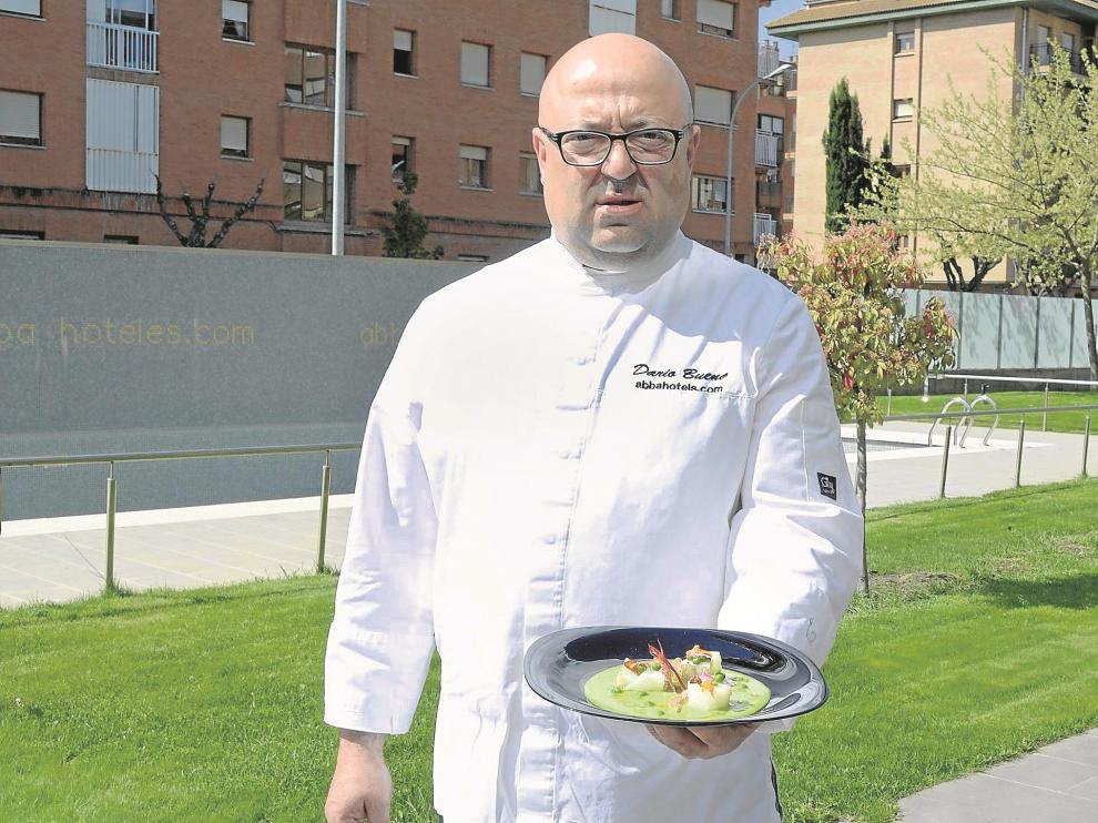 Darío Bueno prepara el plato con guisantes en la cocina del hotel Abba, de Huesca.