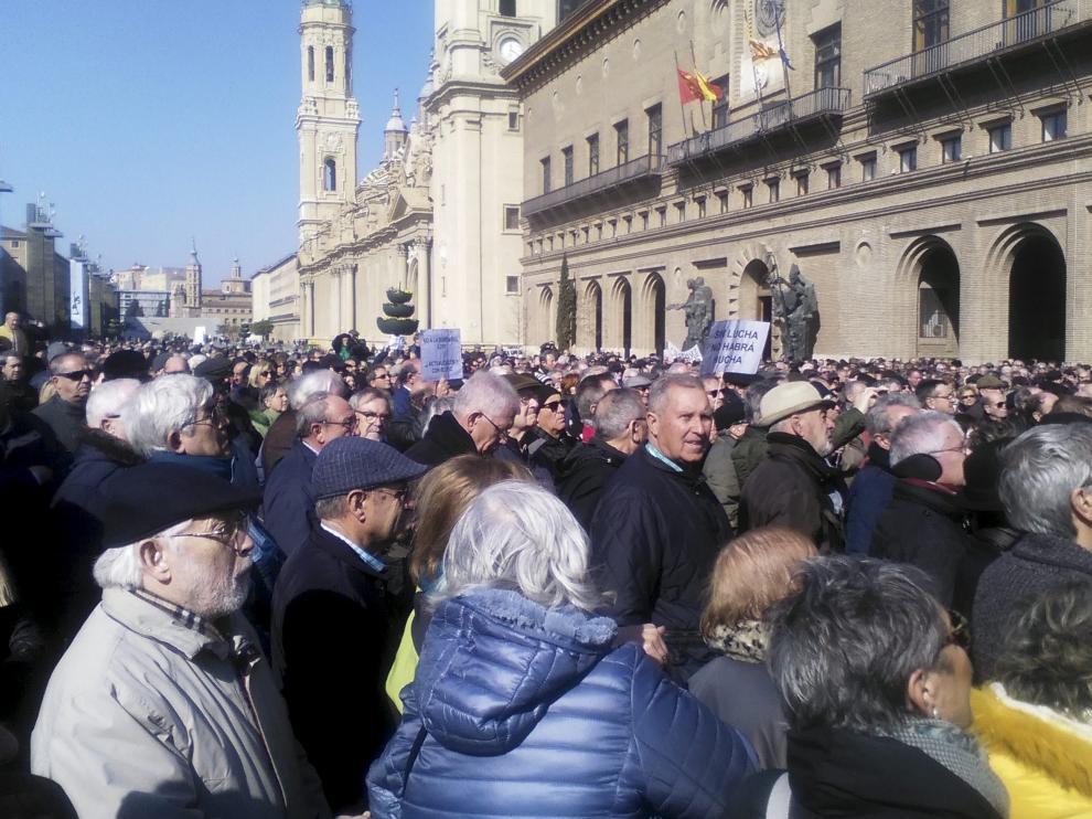 Concentración de pensionistas en la plaza del Pilar el pasado mes de febrero.