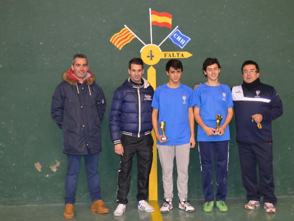 Los campeones en categoría cadete con Mariano Melgosa, el responsable de la escuela y los entrenadores Sergio Ferrer  e Iván Coro.