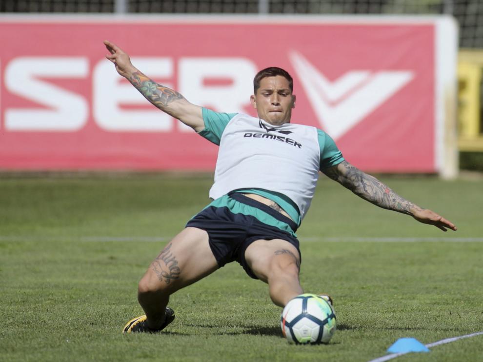 El delantero argentino Ezequiel 'Chimy' Ávila durante el entrenamiento de este martes en el IES Pirámide.