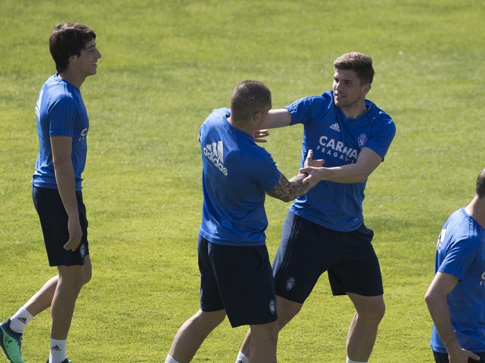 Pombo y Guti bromean en un entrenamiento del equipo.