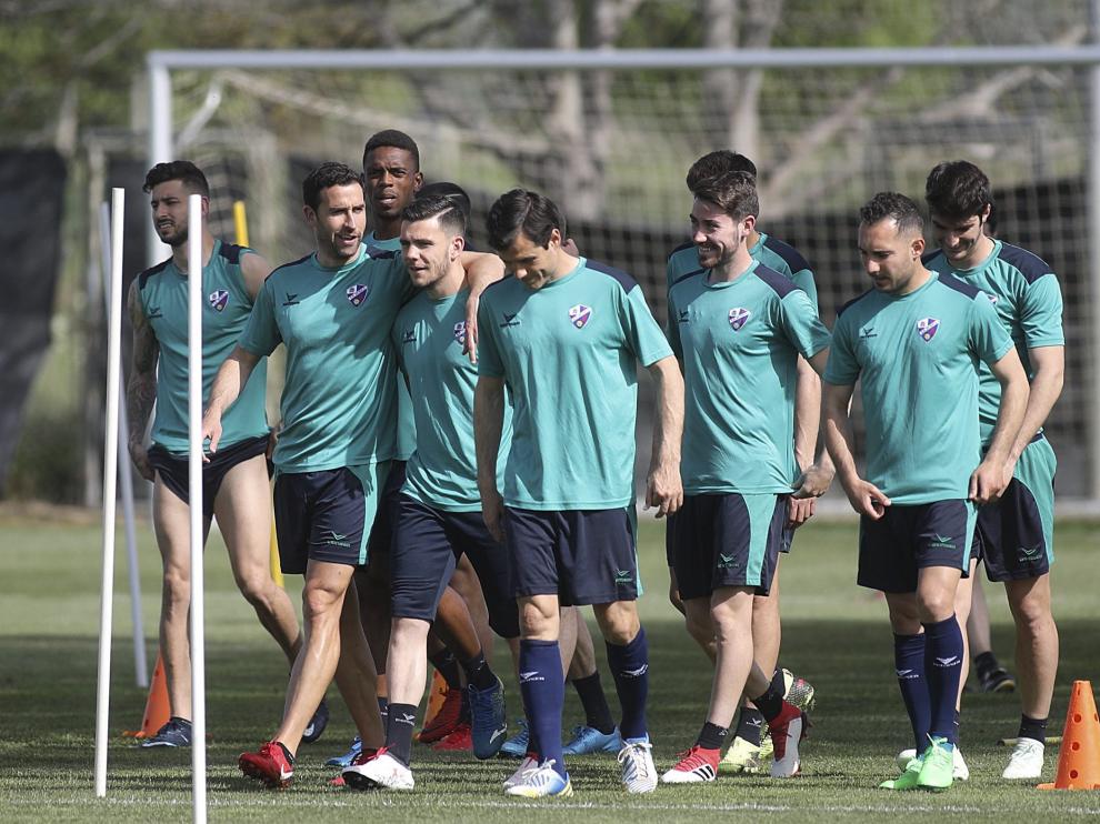 Futbolistas del Huesca ayer en la sesión vespertina en el instituto Montearagón con Ferreiro en primer término a la derecha.
