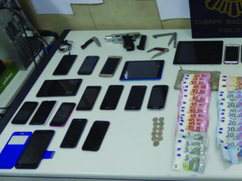 Parte de la droga y objetos incautados