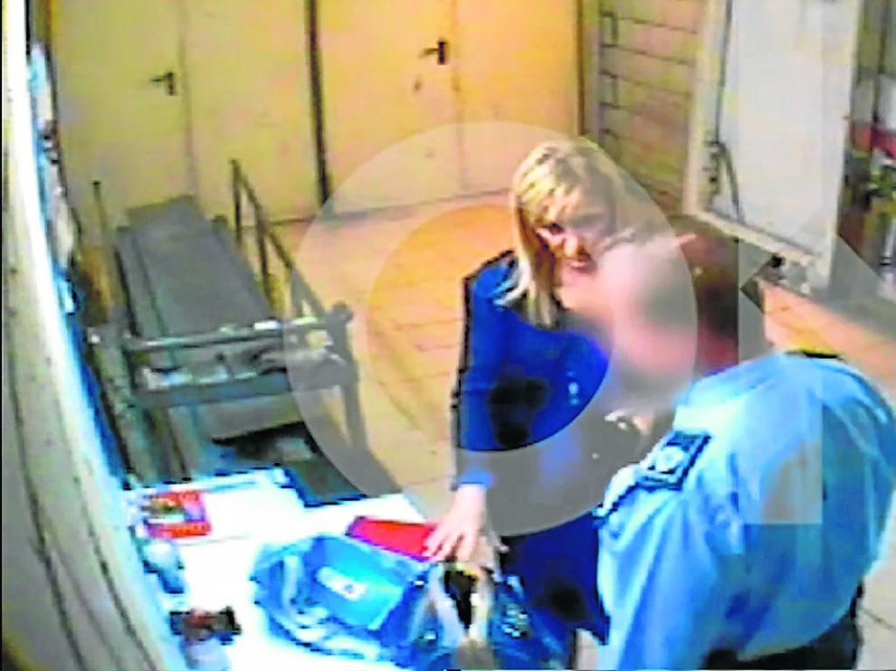 Fotograma de Cifuentes con el vigilante de seguridad en el hipermercado de Eroski.