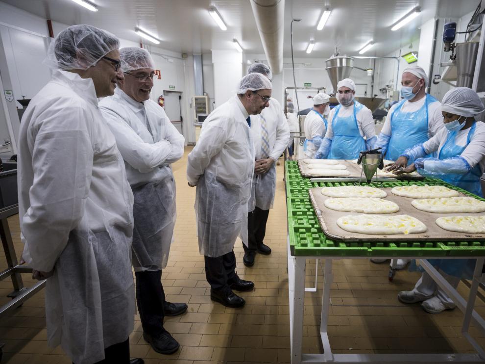 Javier Lambán, con Joaquín Olona y Antonio Rébola, observa el proceso de producción en Panishop.