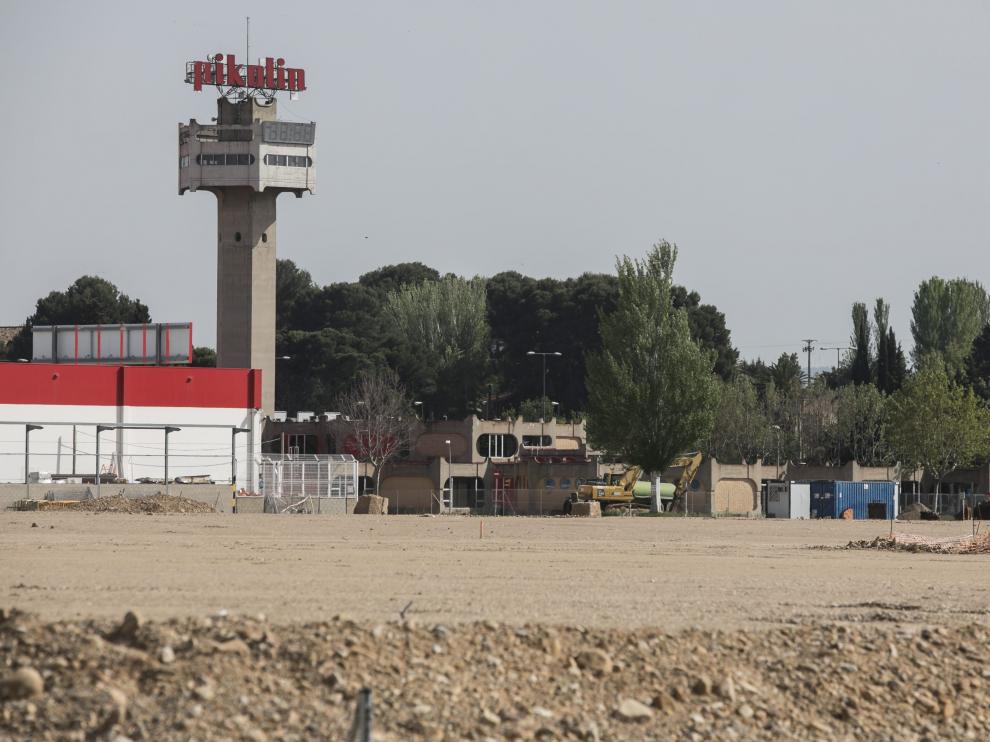 Vista tomada este miércoles de los terrenos en que se ubicará el complejo comercial Torre Village.
