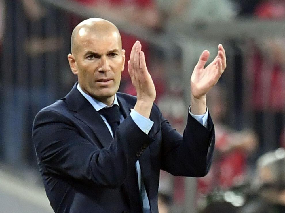 Zinedine Zidane, entrenaodor del Real Madrid, anima a sus jugadores