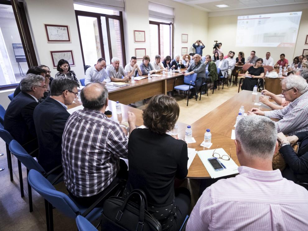 Unos 40 alcaldes de la ribera se reunieron ayer con el Gobierno de Aragón y la CHE.