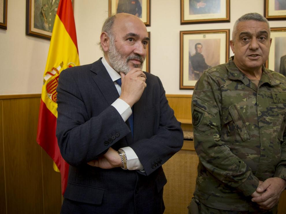 El alcalde de Calatayud, José Manuel Aranda, y el JEME, Francisco Javier Varela este miércoles.