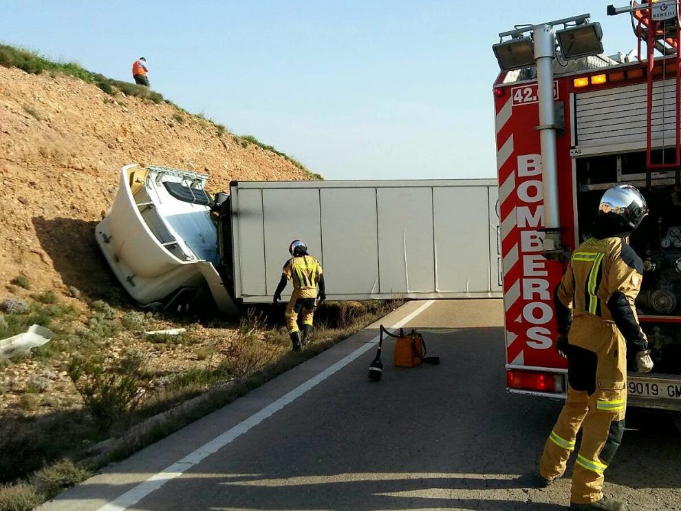 El vehículo ha quedado atravesado en la calzada tras volcar.