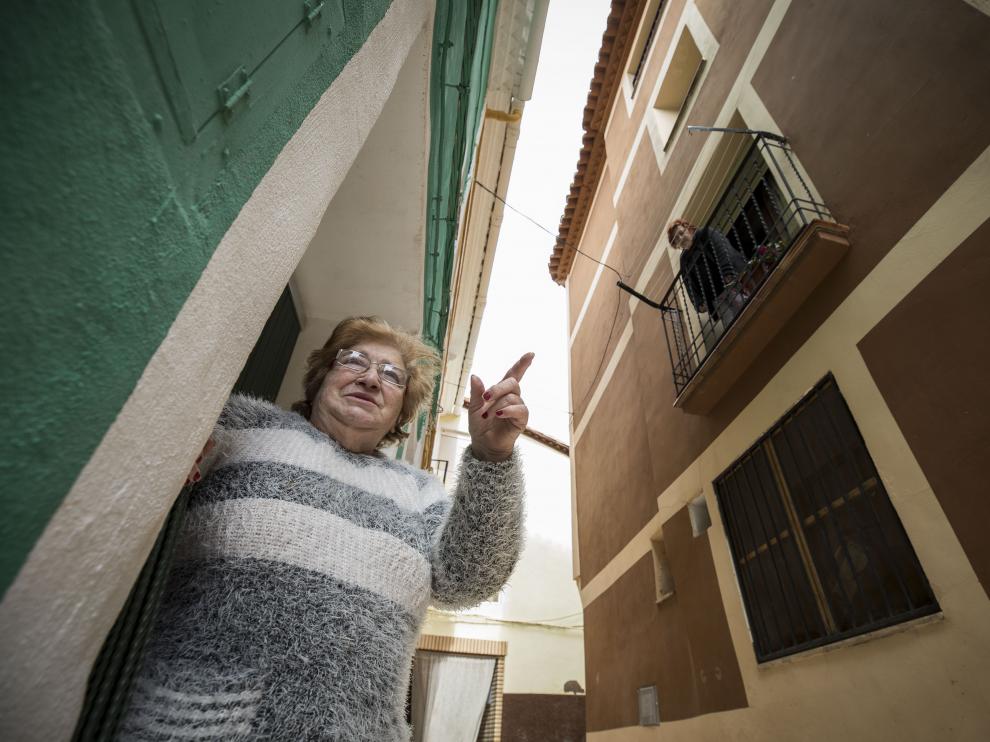 Mari Carmen Molinero en primer término y su vecina Pilar Huera viven en el Barrio Verde de Mesones de Isuela.