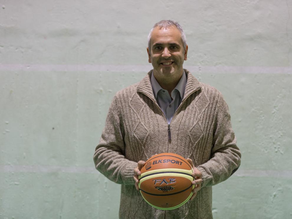 El entrenador del Stadium Casablanca júnior, Luis Romero.