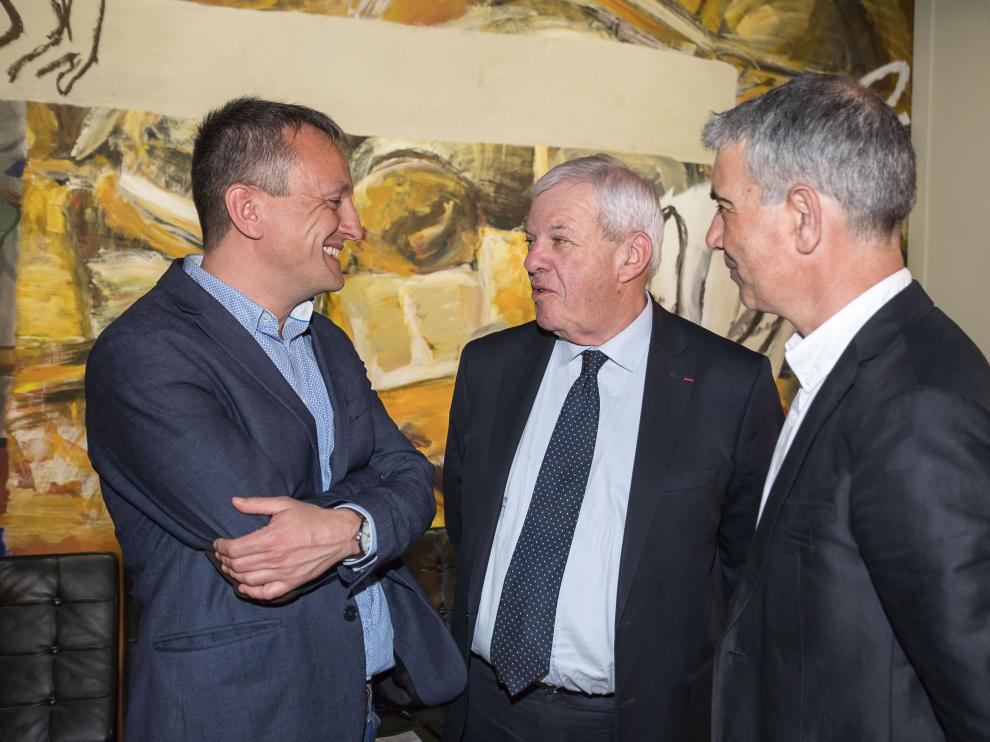 De izquierda a derecha, el concejal de Economía, Fernando Rivarés, el vicealcalde de Pau, Jean Paul Brin, y el secretario general de la Consejería de Vertebración, Juan Martín.