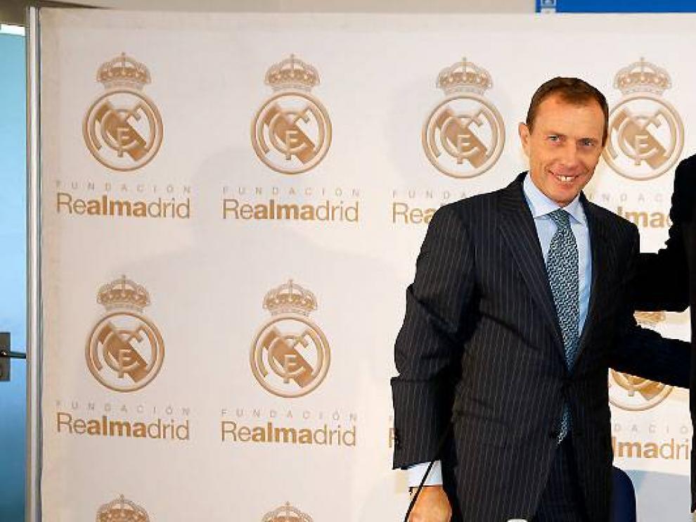 Juan Ignacio Villar y Emilio Butragueño posan el día de la firma del convenio de colaboración en el estadio Santiago Bernabéu.