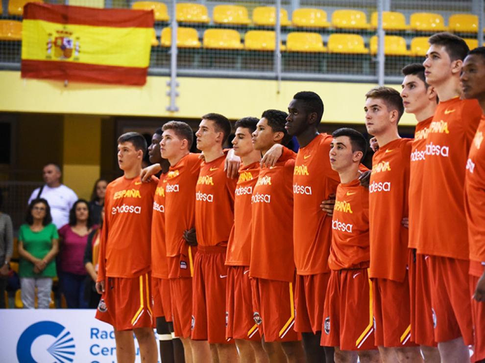 La selección española U16 masculina escuha el himno español en un de los partidos del Europeo.