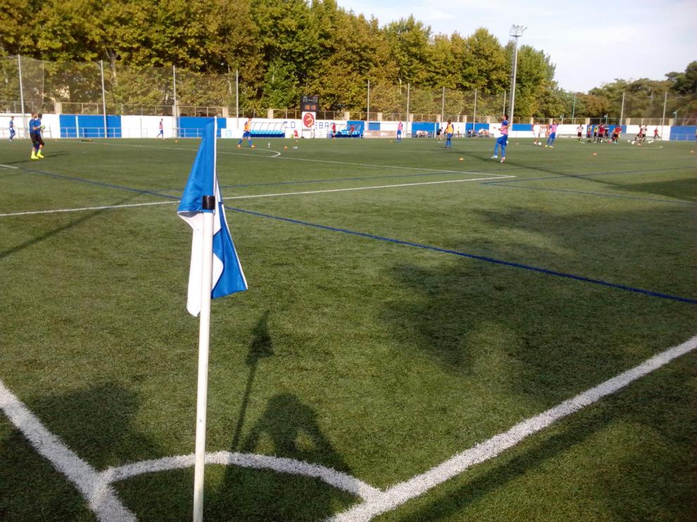 En la imagen, el césped del campo del Ebro que todavía no será cambiado por el momento.