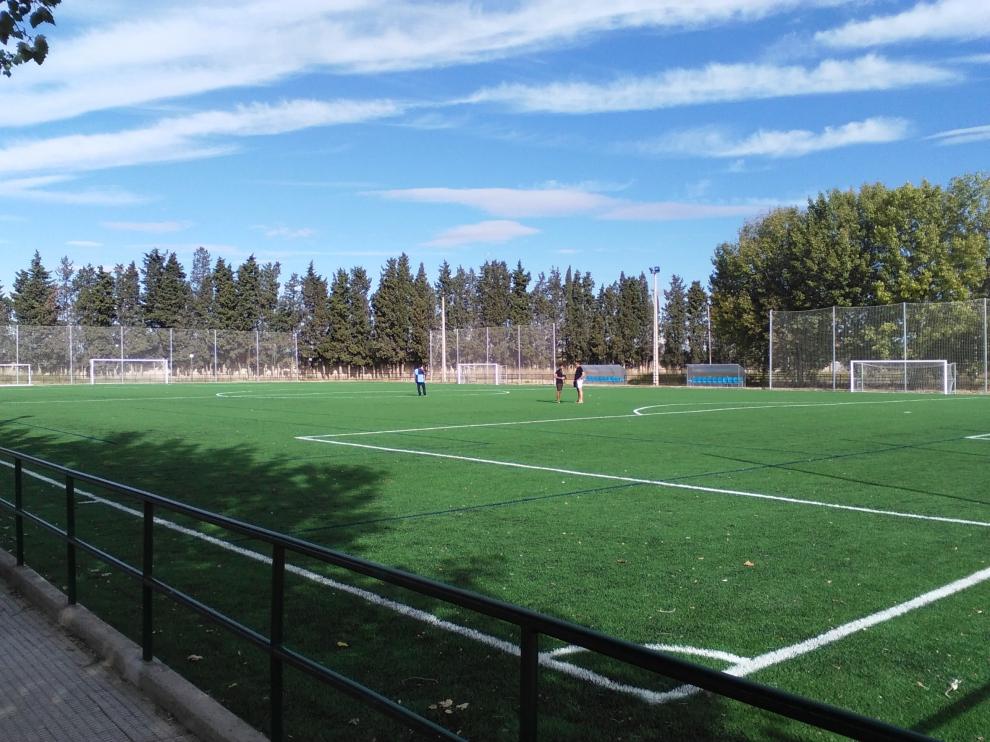 El antiguo campo de fútbol de tierra luce ahora césped artificial de última generación