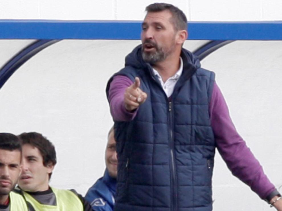 Emilio Larraz da indicaciones en el partido del CD Ebro ante el At. Saguntino
