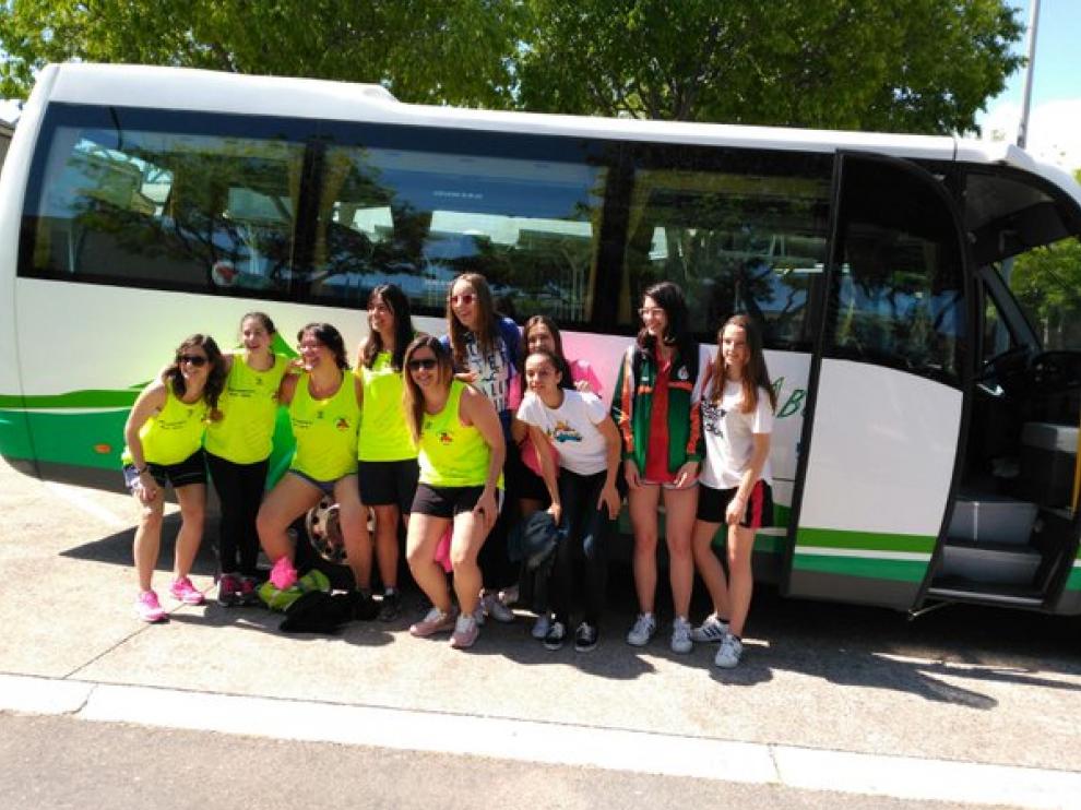 Las jugadoras del Proa Construye, antes de partir a Castellón.