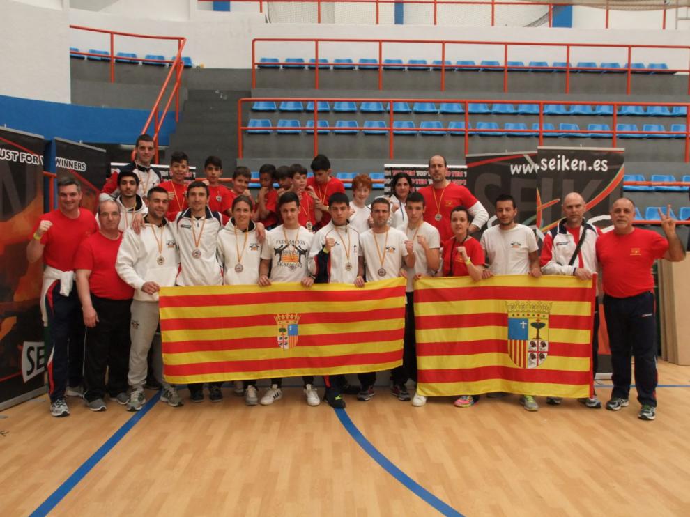 La seleccion aragonesa posa con las medallas conseguidas en el Campeonato de España de Kickboxing