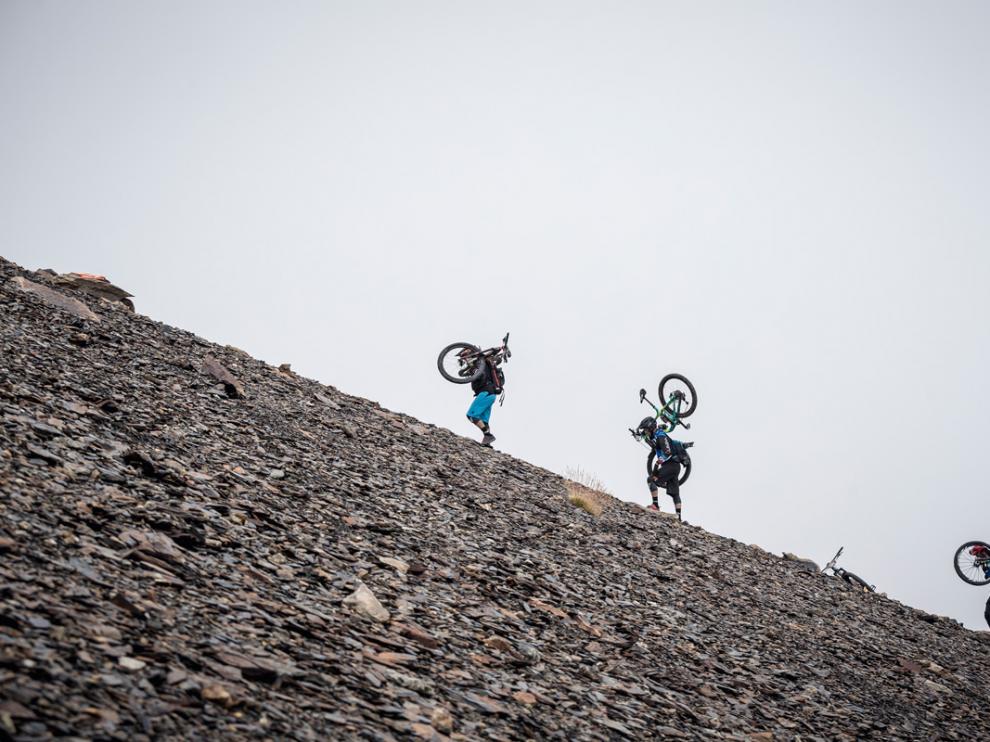 En muchas zonas los corredores tuvieron que cargar con sus bicis.