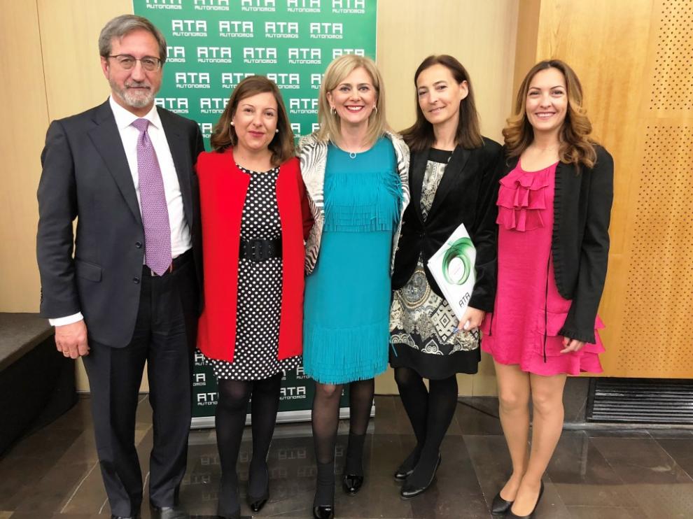 Mayte Mazuelas, centro, tras ser reelegida presidenta de ATA Aragón.