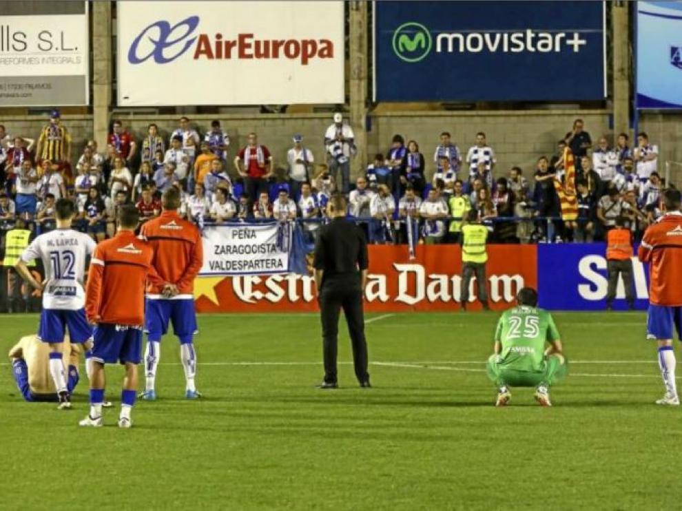 A la izquierda, los jugadores del Real Zaragoza tras la catástrofe del 6-2 de Palamós ante el Llagostera hace dos años. A la derecha, la euforia tras la remontada histórica en Gerona en la promoción de 2015. Dos de los raros episodios vividos en Cataluña en el último lustro.