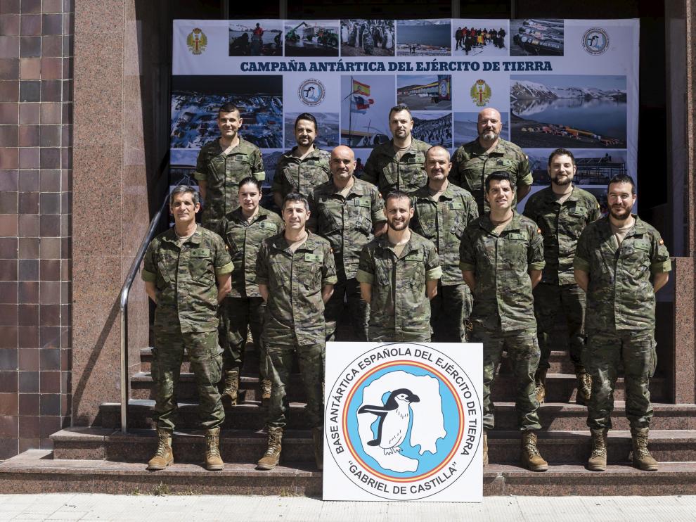 Los trece militares integrantes de la campaña de la Antártida, ayer en el cuartel de San Fernando.