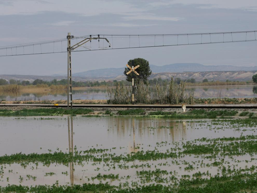 La punta de la crecida del Ebro a su paso por Quinto.