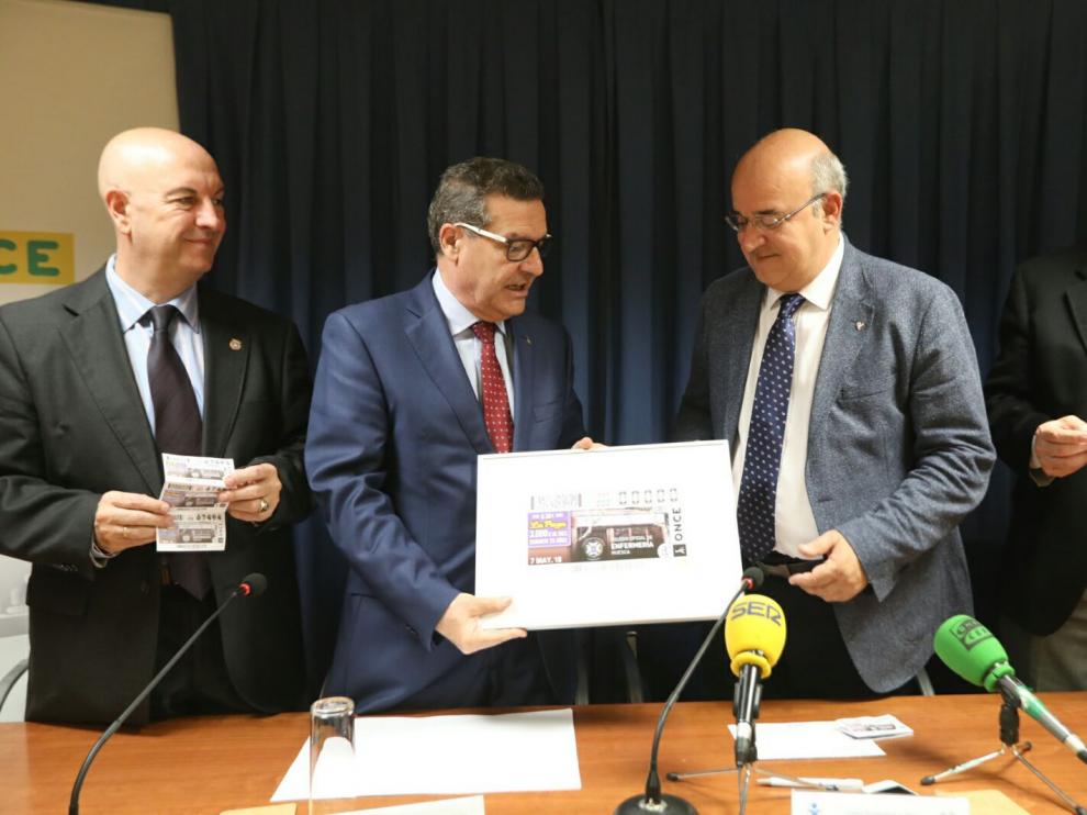 De izquierda a derecha, Antonio Sanclemente, Ignacio Escanero, Juan Carlos Galindo y José Ignacio Castaño, con el cupón conmemorativo