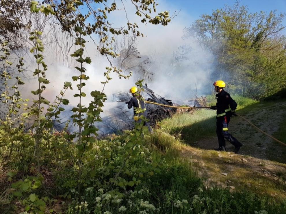 Los bomberos se emplearon a fondo para evitar que saltase a los edificios