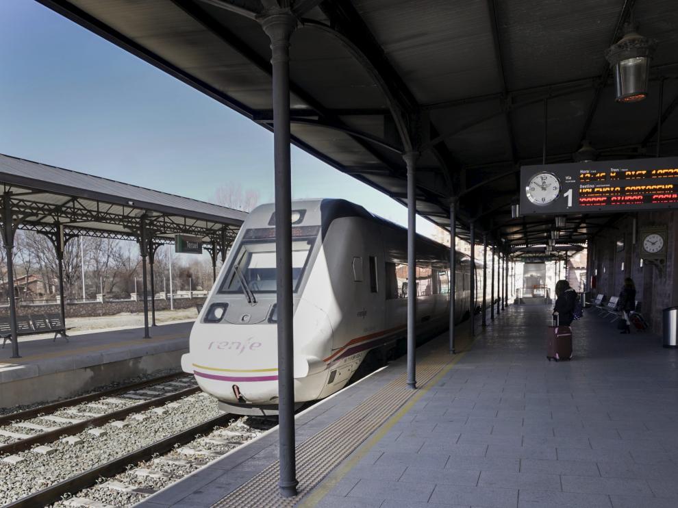 Un tren regional de viajeros, estacionado en la estación de Teruel.