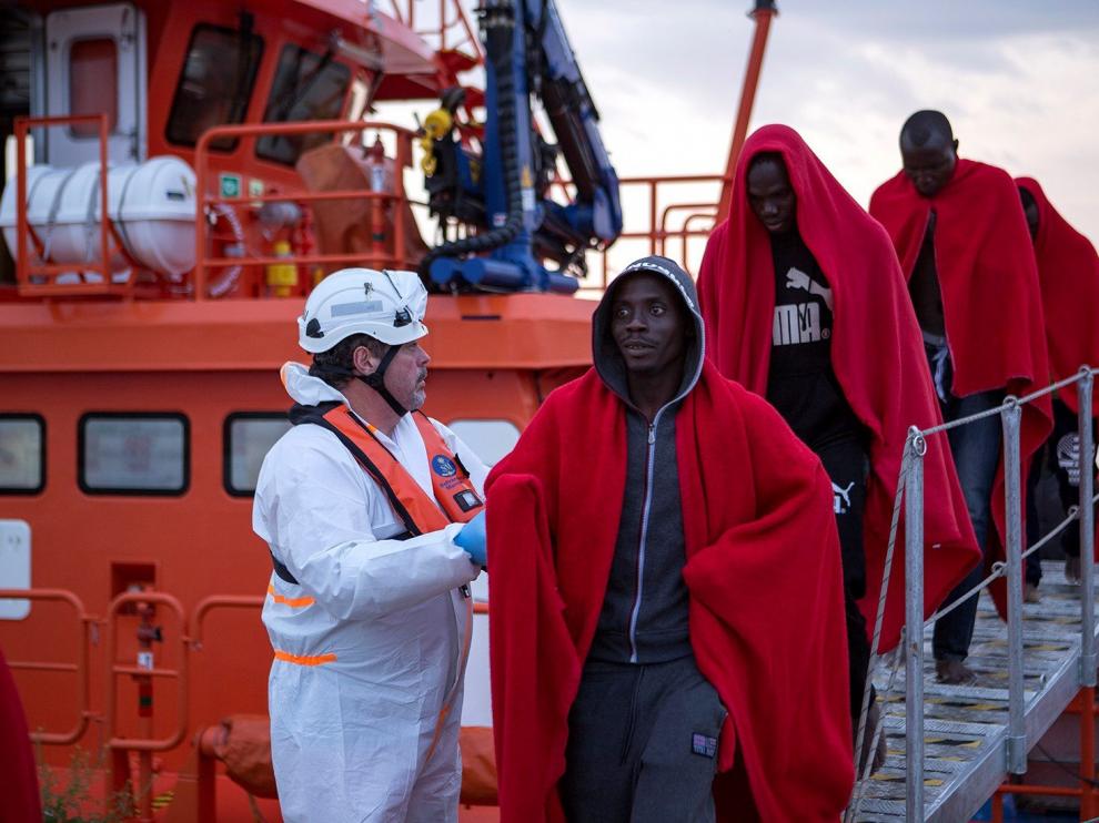 Llegan al puerto de Motril los 38 inmigrantes de una patera rescatada por Salvamento Marítimo cerca de la isla de Alborán