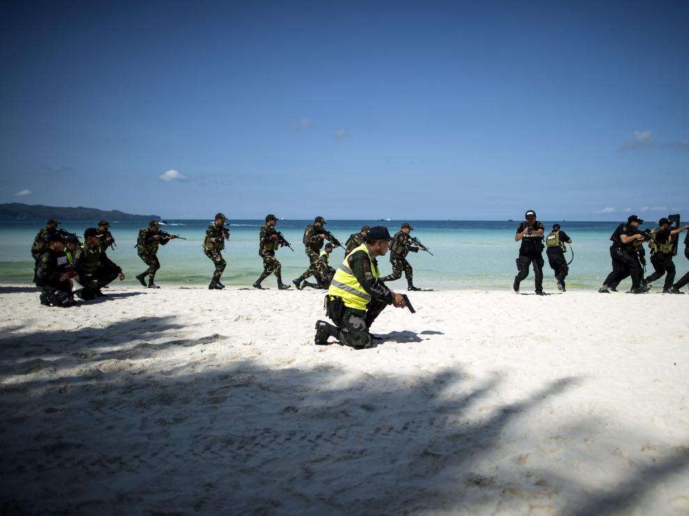La playa de Boracay en una foto de archivo con un dispositivo de seguridad con cientos de uniformados para evitar un incidente en la isla.
