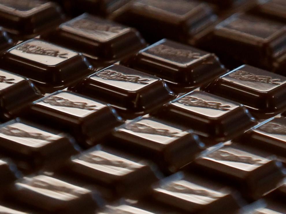 El estudio se realizó con 30 participantes a los que se les pidió que comieran chocolate con leche u oscuro.