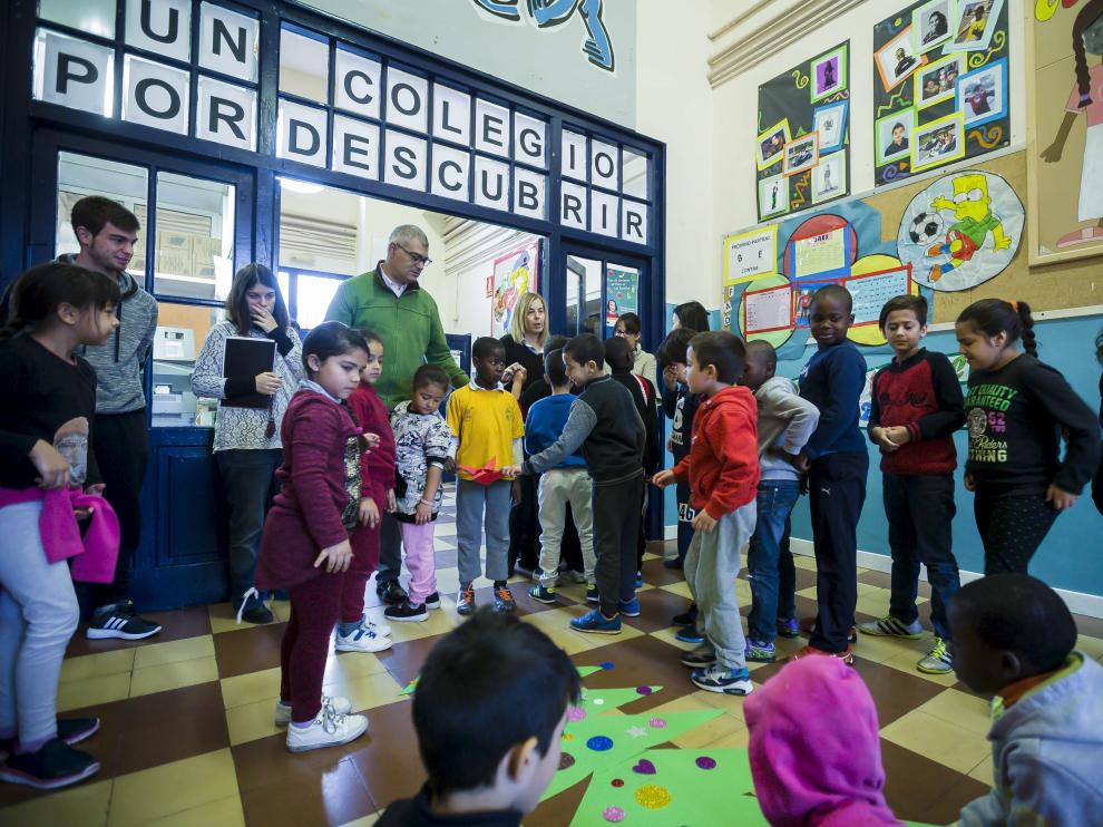 En algunos colegios del barrio, el porcentaje de alumnado inmigrante es muy alto, hasta rozar el 100%. En la imagen, chavales del colegio público Fernando el Católico en 2016.