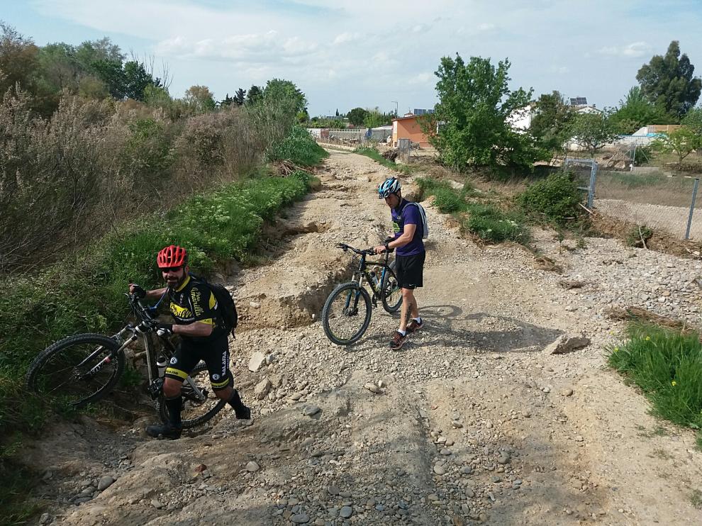 El camino natural de La Alfranca, intransitable en algunos tramos por la crecida del Ebro