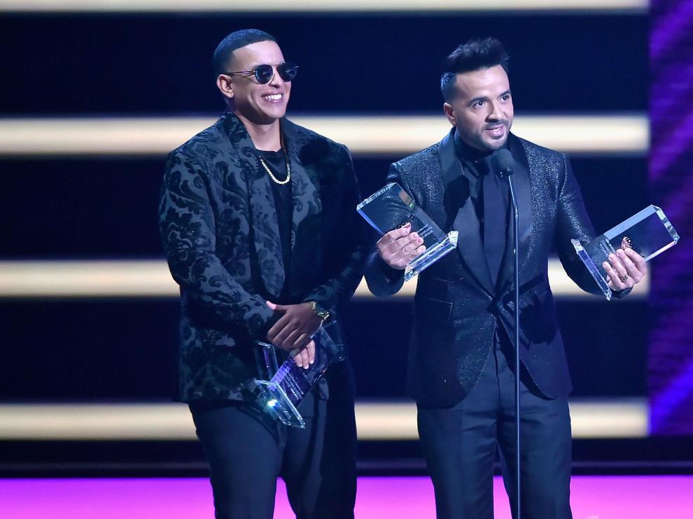 Luis Fonsiy y Daddy Yankee en los premios Billboard latinos