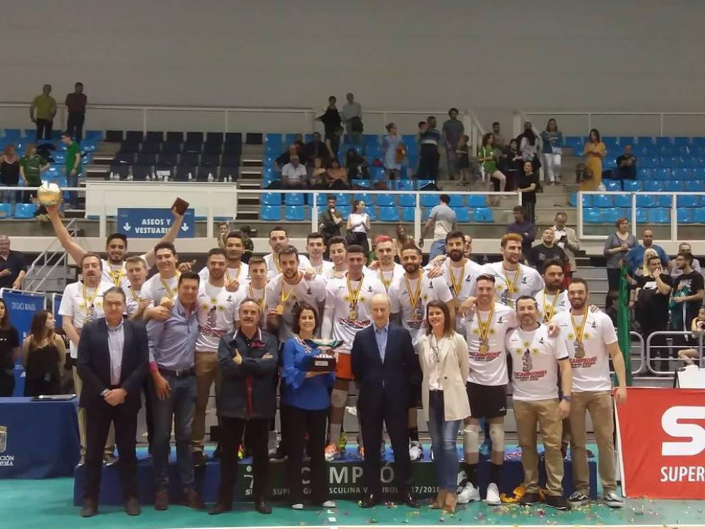 Los jugadores del CV Teruel con sus medallas y su copa tras la victoria en Almería.