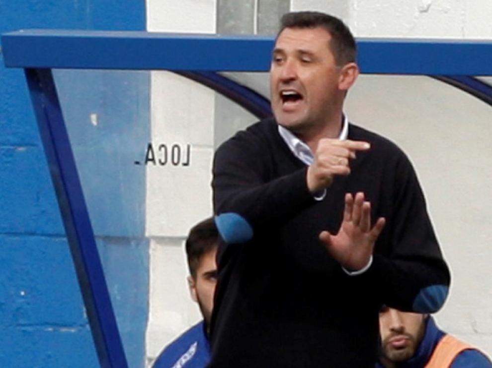 Emilio Larraz dirige a sus jugadores en el partido contra el Badalona