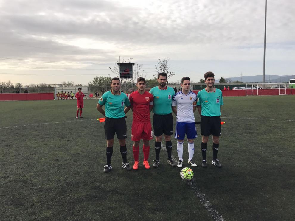 Fotografía de los capitanes con el trío arbitral